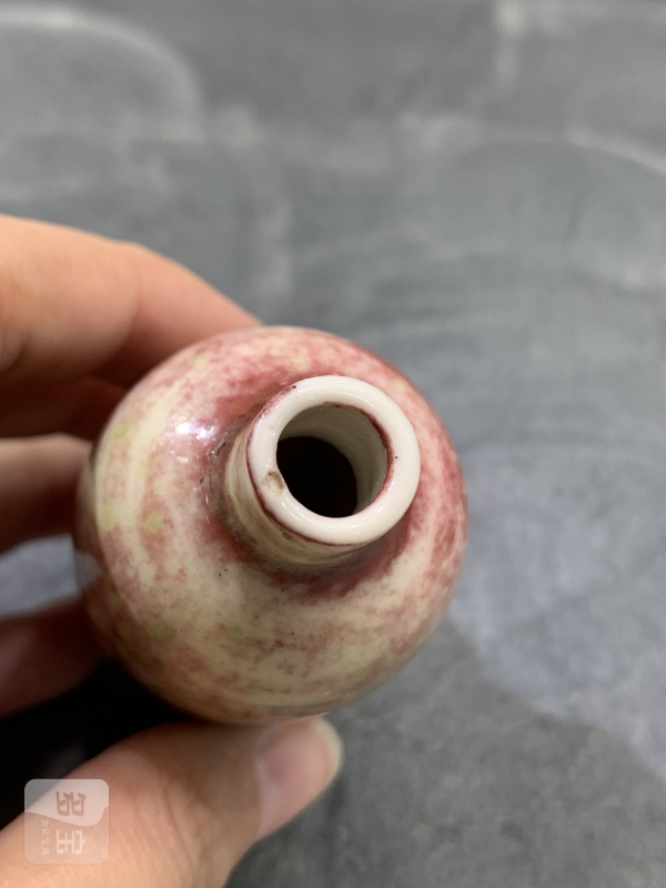 清康熙豇豆红釉鼻烟壶 - 图6